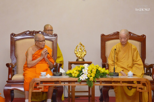 Trưởng lão Hòa thượng Maha Bounma Simmaphom, Chủ tịch Trung ương Liên minh Phật giáo Lào đã có lời vấn an, chúc sức khỏe đến Đức Pháp chủ GHPGVN