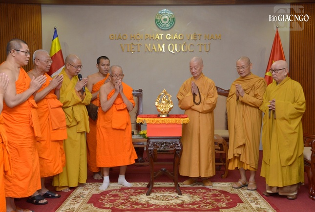 Đức Pháp chủ GHPGVN tặng tôn tượng Bồ-tát Thích Quảng Đức đến phái đoàn Trung ương Liên minh Phật giáo Lào