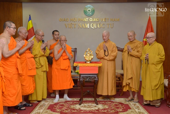 Đức Pháp chủ GHPGVN tặng tôn tượng Bồ-tát Thích Quảng Đức đến phái đoàn Trung ương Liên minh Phật giáo Lào Đức Pháp chủ GHPGVN tặng tôn tượng Bồ-tát Thích Quảng Đức đến phái đoàn Trung ương Liên minh Phật giáo Lào