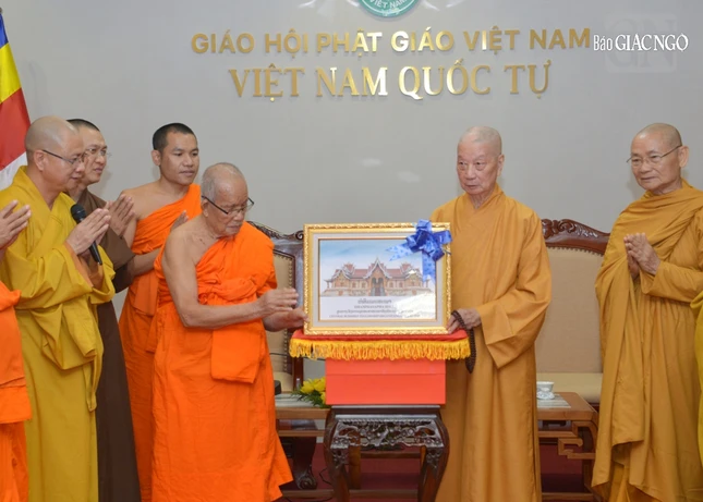 Trưởng lão Hòa thượng Chủ tịch Trung ương Liên minh Phật giáo Lào đại diện tặng quà lưu niệm của phái đoàn đến Đức Pháp chủ GHPGVN Trưởng lão Hòa thượng Chủ tịch Trung ương Liên minh Phật giáo Lào đại diện tặng quà lưu niệm của phái đoàn đến Đức Pháp chủ GHPGVN
