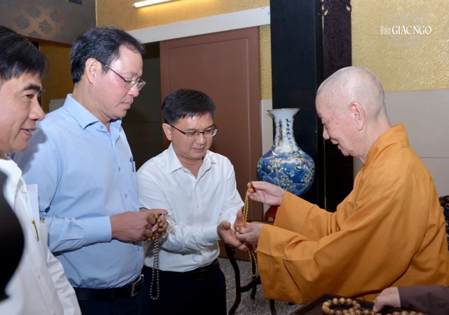 Tặng chuỗi hạt đến quý vị lãnh đạo cùng đi trong phái đoàn