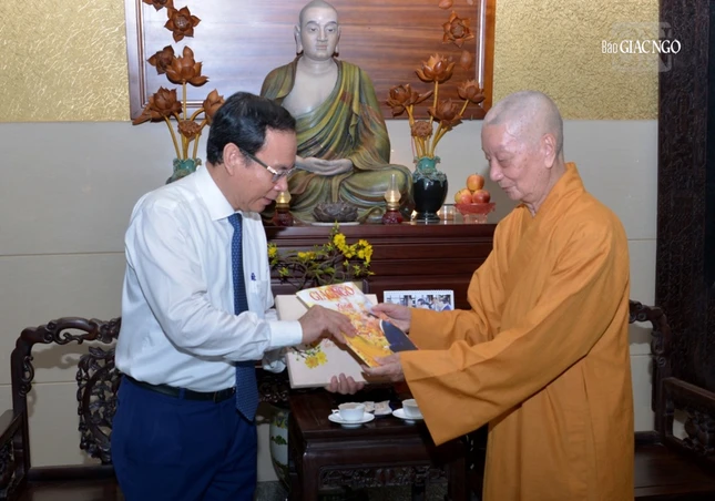 Đức Pháp chủ tặng giai phẩm Giác Ngộ số đặc biệt, lịch Xuân Quý Mão...