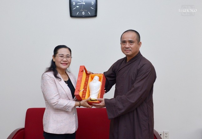 Thượng tọa Tổng Biên tập Báo Giác Ngộ trao tặng tôn tượng Phật Di Lặc đến bà Nguyễn Thị Lệ, Phó Bí thư Thành ủy, Chủ tịch HĐND TP.HCM