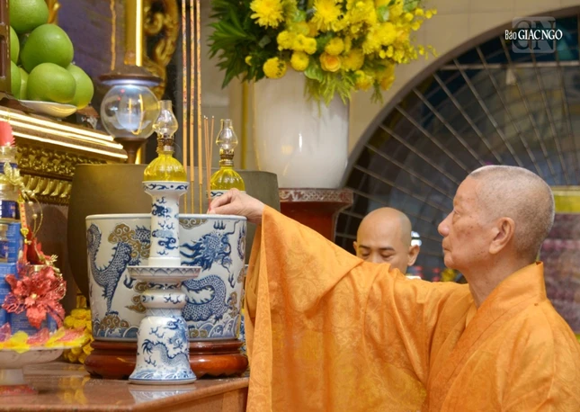 Dâng hương tại tổ đường chùa Vạn Đức Dâng hương tại tổ đường chùa Vạn Đức