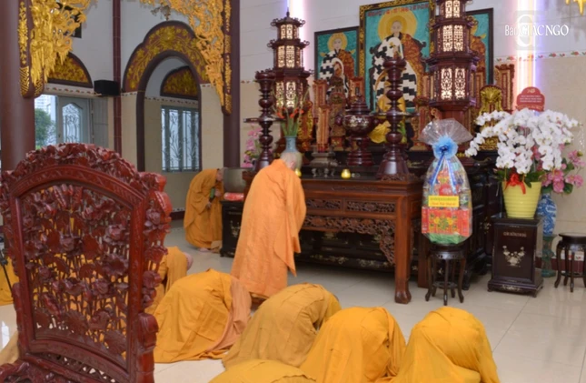 Đức Pháp chủ GHPGVN đã dâng hương tưởng niệm, đảnh lễ bảo tháp chư liệt vị Tổ sư Đức Pháp chủ GHPGVN đã dâng hương tưởng niệm, đảnh lễ bảo tháp chư liệt vị Tổ sư