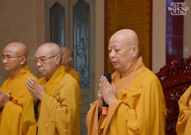 Hòa thượng Thích Lệ Trang xướng lễ Hòa thượng Thích Lệ Trang xướng lễ