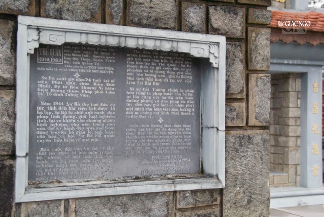 Bia tưởng niệm Sư bà Thể Quán trước vườn tháp Bia tưởng niệm Sư bà Thể Quán trước vườn tháp