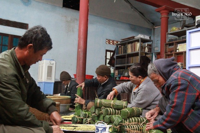 Hàng năm, quý bác Phật tử vẫn lên chùa phụ gói bánh tét