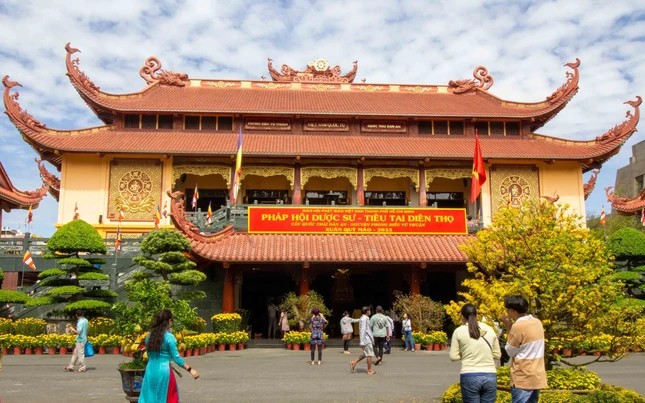 Pháp hội Dược Sư "Tiêu tai diên thọ cầu quốc thái dân an - nguyện phong điều vũ thuận" sẽ được khai đàn vào lúc 7 giờ 30 sáng mai, mùng 6 Tết Quý Mão (27-1-2023)