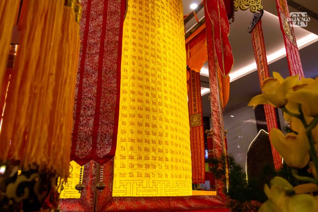 Bản Việt dịch kinh Dược sư được thêu trên gấm