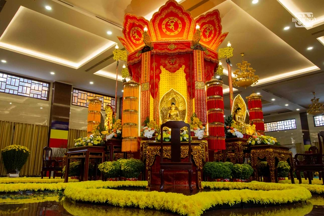 Cột kinh tràng 8 mặt tại trung tâm đàn tràng với toàn văn bản dịch kinh Dược sư tiếng Việt được thêu trên gấm