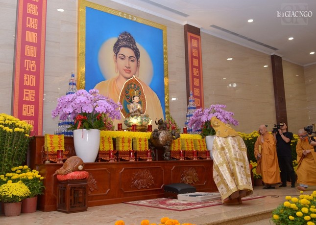 Đức Pháp chủ niệm hương khai đàn