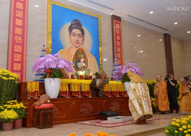 Đức Pháp chủ niệm hương khai đàn