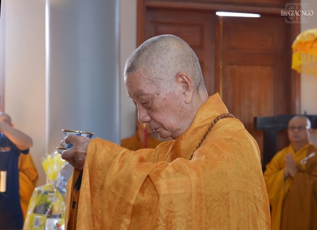 Đức Trưởng lão Hòa thượng dâng trà cúng dường lên bậc Thầy, nhà yêu nước và bậc có công lớn trong việc chấn hưng Phật giáo Việt Nam Đức Trưởng lão Hòa thượng dâng trà cúng dường lên bậc Thầy, nhà yêu nước và bậc có công lớn trong việc chấn hưng Phật giáo Việt Nam