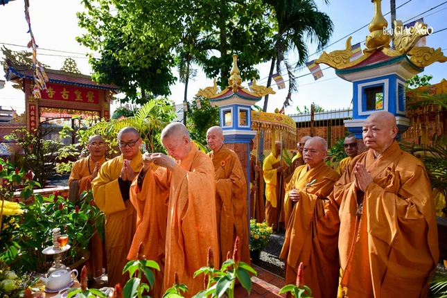 Đức Pháp chủ dâng hương tưởng niệm tổ sư tại chùa Giác Hoàng