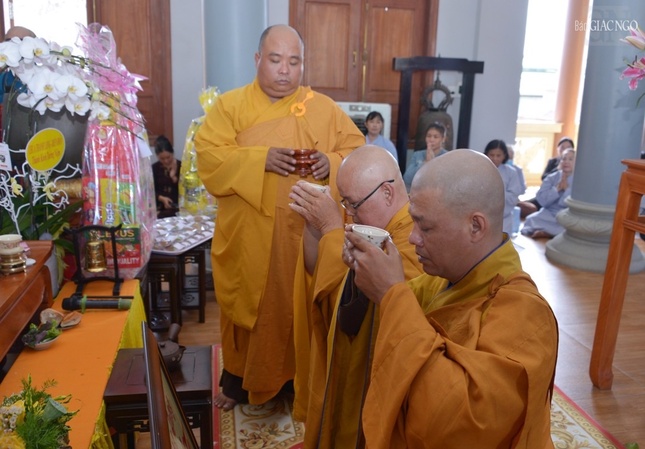 Tiến trà cúng dường