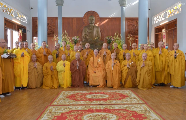 Chư Tăng cùng Đức Pháp chủ GHPGVN tại chánh điện chùa