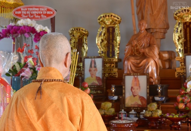 Dâng hương tưởng niệm Dâng hương tưởng niệm