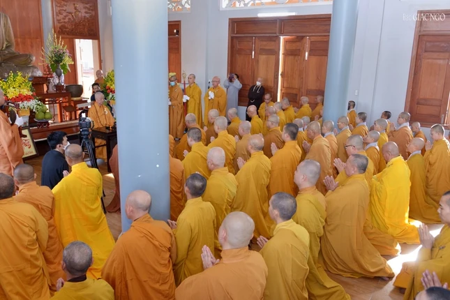 Lắng nghe huấn từ của Đức Pháp chủ