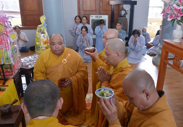 Dâng phạn thực cúng dường Dâng phạn thực cúng dường