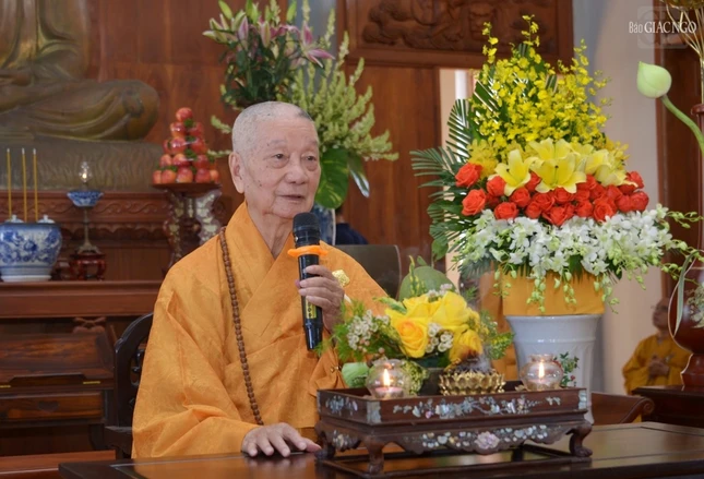 Đức Pháp chủ căn dặn chư Tăng Ni trong tông môn Long Quang phải luôn sống với tinh thần nhớ nghĩ "cây có cội, nước có nguồn"