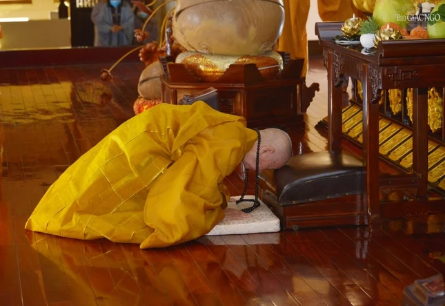 Trưởng lão Hòa thượng Thích Trí Quảng đảnh lễ Tam bảo
