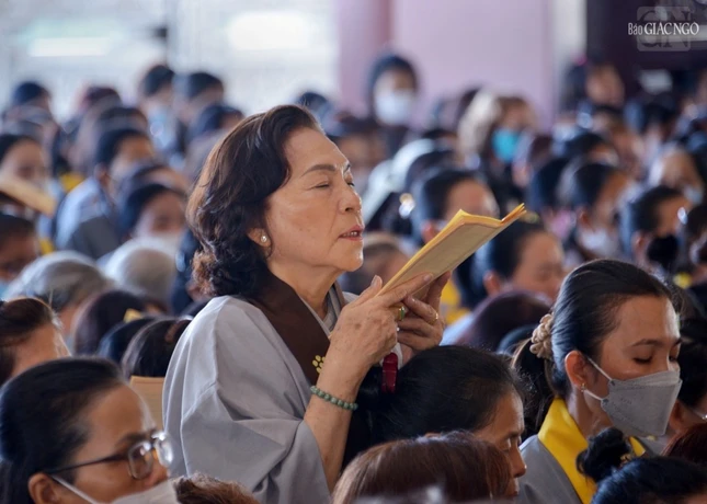 Phật tử tham dự cầu nguyện