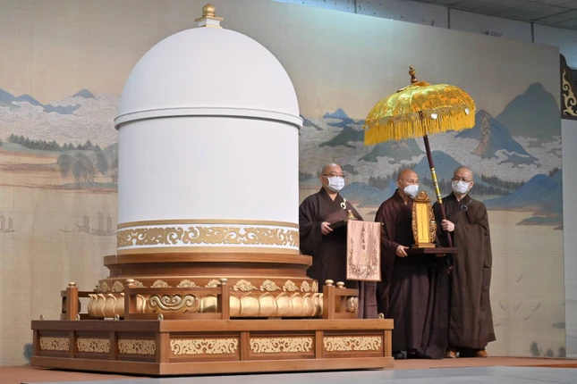 Nhục thân của Đại lão Hòa thượng Tinh Vân khi viên tịch được đặt trong tư thế "tọa cang"