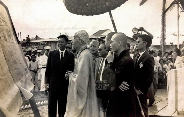 Đại lão Hòa thượng Thích Tịnh Khiết nghe thuyết trình về đồ án xây dựng Viện Đại học Vạn Hạnh - Ảnh: tư liệu gia đình bà Dương Cúc