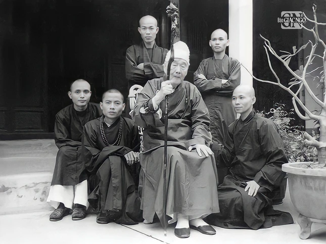 Đại lão Hòa thượng Thích Tịnh Khiết cùng chư vị môn đồ đệ tử tại tổ đình Tường Vân - Ảnh: tư liệu gia đình bà Dương Cúc