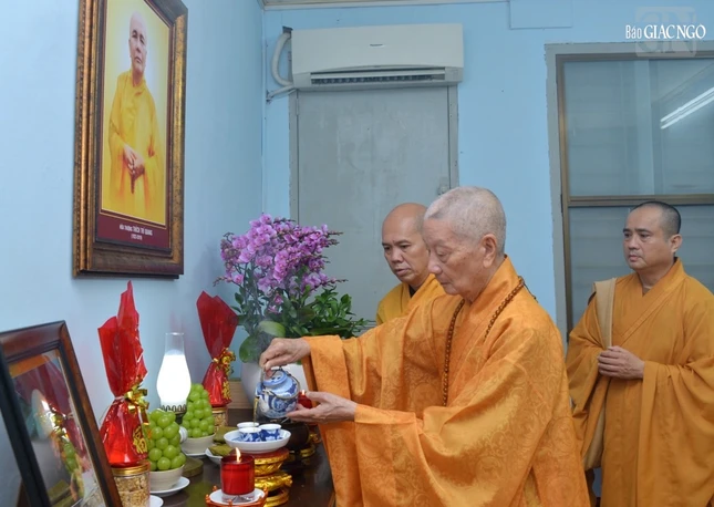 Dâng trà cúng dường Dâng trà cúng dường