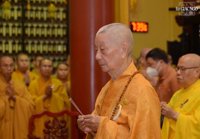 Đức Pháp chủ niêm hương