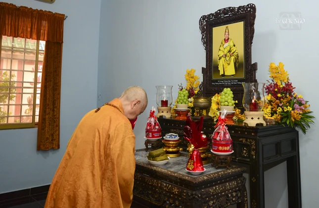 Căn phòng giản dị của vị lãnh đạo, bậc Thầy của Tăng Ni, Phật tử nhiều thế hệ Căn phòng giản dị của vị lãnh đạo, bậc Thầy của Tăng Ni, Phật tử nhiều thế hệ