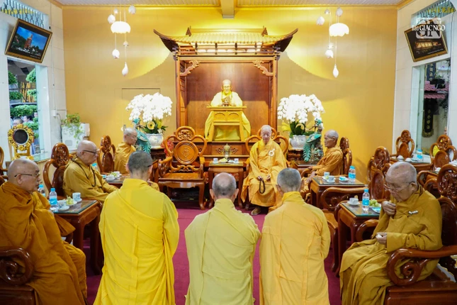 Hòa thượng Thích Hoằng Tri, trụ trì chùa Vạn Đức cùng chư Tăng tác bạch cung thỉnh Hòa thượng Thích Hoằng Tri, trụ trì chùa Vạn Đức cùng chư Tăng tác bạch cung thỉnh