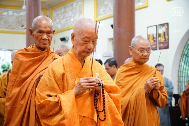 Đức Pháp chủ cùng chư vị Trưởng lão Hội đồng Chứng minh niêm hương... Đức Pháp chủ cùng chư vị Trưởng lão Hội đồng Chứng minh niêm hương...