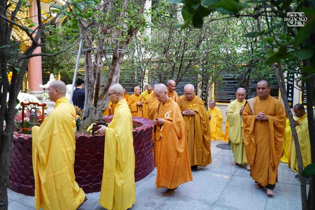 Hữu nhiễu bảo tháp Phù Thi tưởng niệm Hữu nhiễu bảo tháp Phù Thi tưởng niệm