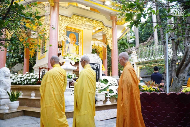 Đức Pháp chủ hữu nhiễu bảo tháp Phù Thi tưởng niệm Đại lão Hòa thượng Thích Trí Tịnh Đức Pháp chủ hữu nhiễu bảo tháp Phù Thi tưởng niệm Đại lão Hòa thượng Thích Trí Tịnh