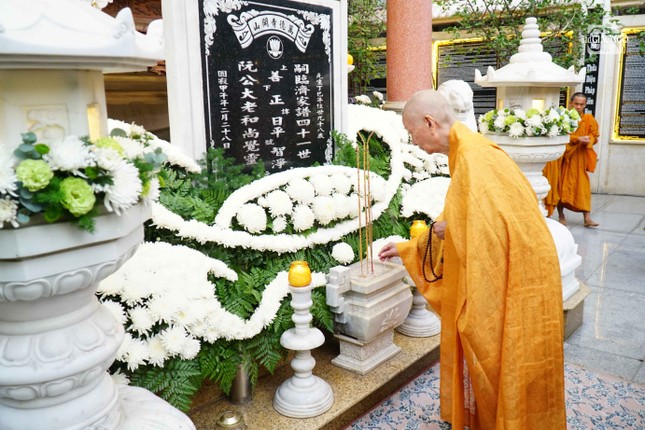 Trước bảo tháp Phù Thi, nơi lưu giữ thân tứ đại của Đại lão Hòa thượng Thích Trí Tịnh