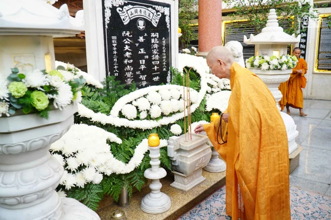 Trước bảo tháp Phù Thi, nơi lưu giữ thân tứ đại của Đại lão Hòa thượng Thích Trí Tịnh Trước bảo tháp Phù Thi, nơi lưu giữ thân tứ đại của Đại lão Hòa thượng Thích Trí Tịnh