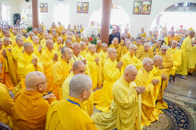 Chư tôn đức Tăng Ni là môn đồ pháp quyến của Đại lão Hòa thượng Thích Trí Tịnh đồng vân tập về chùa Vạn Đức tưởng niệm tôn sư