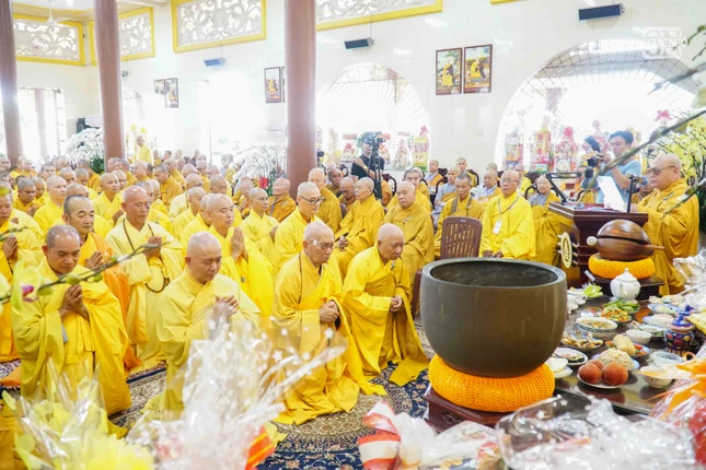 Chư Tăng Ni tông phong Vạn Đức, môn đồ pháp quyến đảnh lễ Giác linh Đại lão Hòa thượng