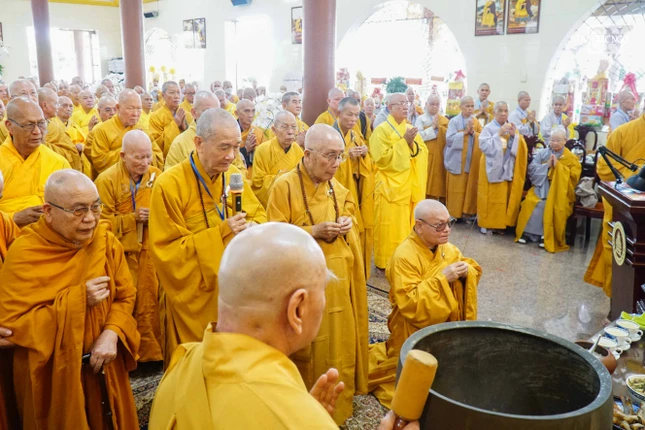 Trưởng lão Hòa thượng Thích Thanh Hùng xướng lễ chúc tán