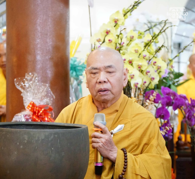 Hòa thượng Thích Thiện Pháp dẫn lễ