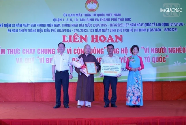 Ban Tổ chức tiếp nhận ủng hộ từ Ban Trị sự GHPGVN Q.10 cho quỹ "Vì người nghèo", quỹ "Vì biển đảo quê hương - Vì tuyến đầu Tổ quốc" với số tiền 200 triệu đồng