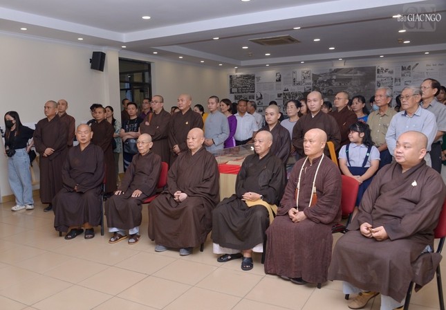 Chư tôn đức tham dự buổi khai mạc