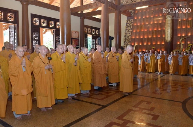 Đức Pháp chủ GHPGVN và chư Tăng Ni tưởng niệm tại chính điện Đền Bến Dược Đức Pháp chủ GHPGVN và chư Tăng Ni tưởng niệm tại chính điện Đền Bến Dược