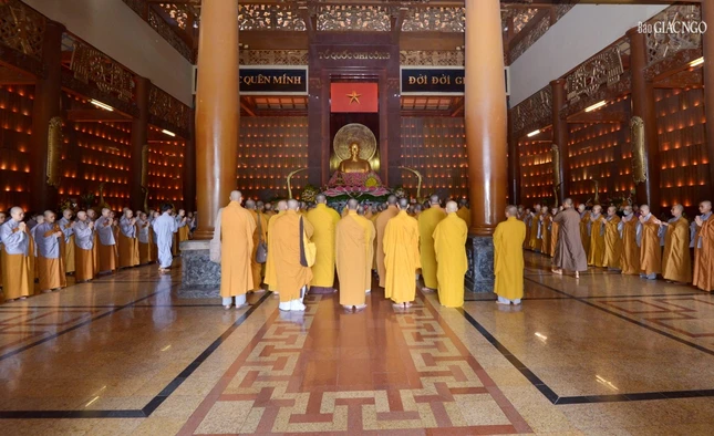 Lễ tưởng niệm bên trong Đền thờ Củ Chi Lễ tưởng niệm bên trong Đền thờ Củ Chi