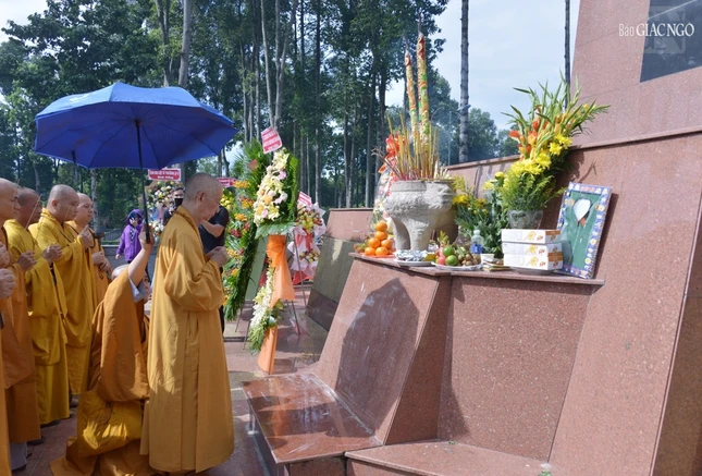 Đức Pháp chủ niêm hương tưởng niệm anh linh các liệt sĩ đã nằm lại tại nơi vùng "Đất thép thành đồng" Đức Pháp chủ niêm hương tưởng niệm anh linh các liệt sĩ đã nằm lại tại nơi vùng "Đất thép thành đồng"