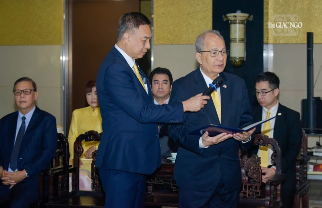 Cư sĩ bày tỏ sự tán thán những đóng góp của Phật giáo Việt Nam vào sự phát triển của đất nước, khu vực và thế giới