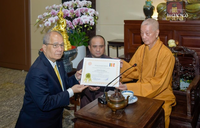 Dâng bạch thư cung thỉnh của Hội đến Đức Pháp chủ